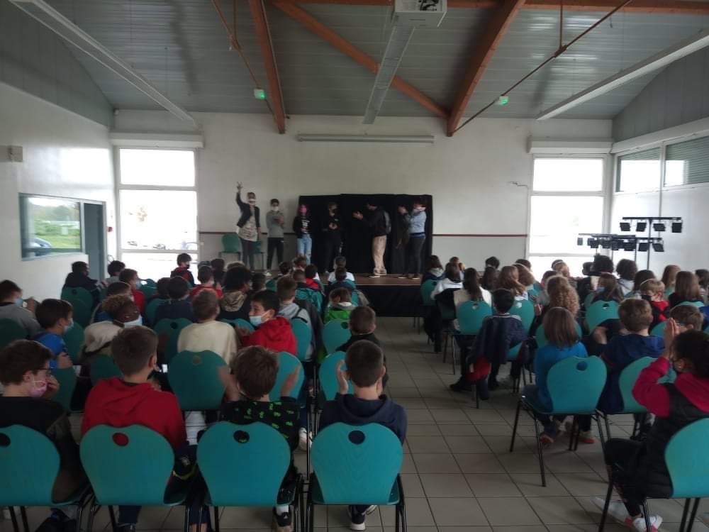 spectacle de théâtre forum pour plusieurs classes de 5e au collège