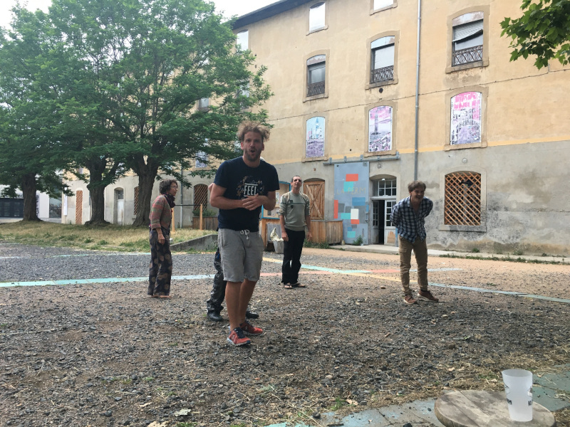 Groupe d’improvisation extérieur avec Bastien devant l'objectif